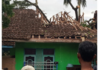 Dua Rumah Warga Desa Tanjungsari Tertimpa Pohon