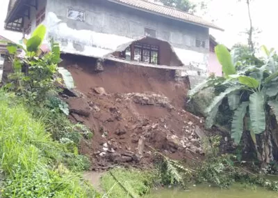 Hujan Deras mengakibatkan TPT Longsor dan rumah warga Ambruk