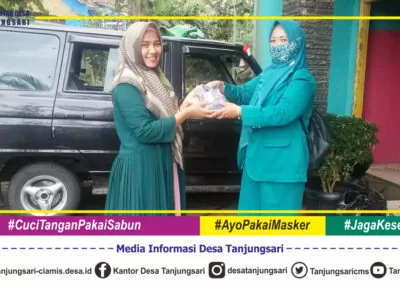 PKK Tanjungsari Bagikan Masker ke Warga Desa